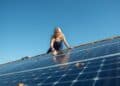 Solaranlage reinigen im Herbst mit weicher Bürste