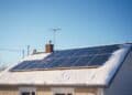 Solaranlage auf Hausdach im Winter mit Schnee