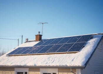 Solaranlage auf Hausdach im Winter mit Schnee